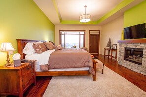 Individually decorated, desk, iron/ironing board, free WiFi - Hillcrest Farm Market B&B (Kelowna)