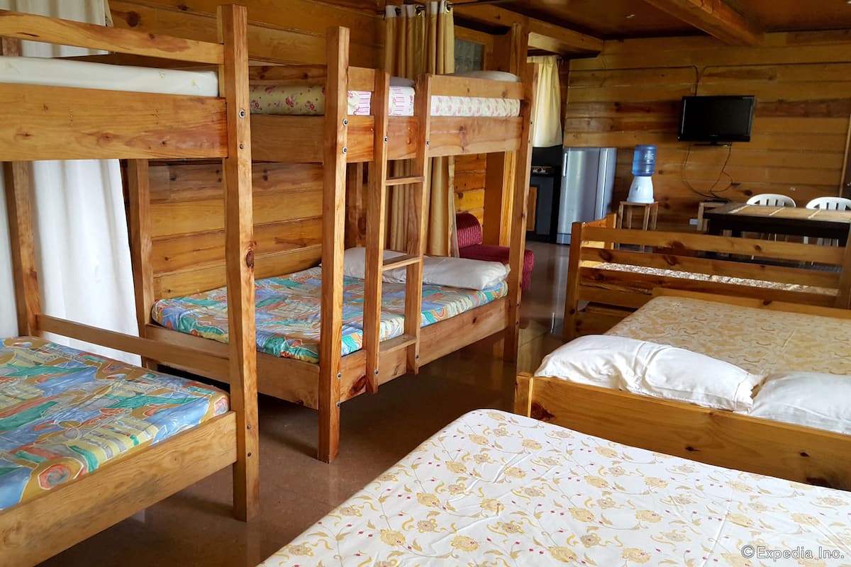 Suite studio familiale, 2 salles de bains, vue sur la montagne | 1 chambre, accĂšs au Wi-Fi (inclus)