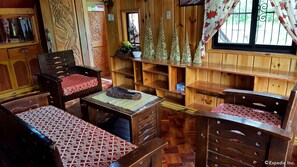 Penthouse Honeymoon Suite | Living room | TV - Baguio Tiptop Vacation Homes (Baguio)