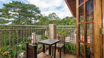 Daily cooked-to-order breakfast (PHP 120 per person)