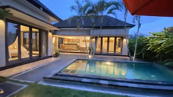 Villa, 2 Bedrooms, Private Pool | Bar mini, peti besi dalam bilik, meja, ruang kerja komputer riba 