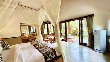 Minibar, caja de seguridad en la habitación y escritorio