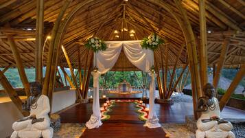 Breakfast, lunch, dinner served; international cuisine