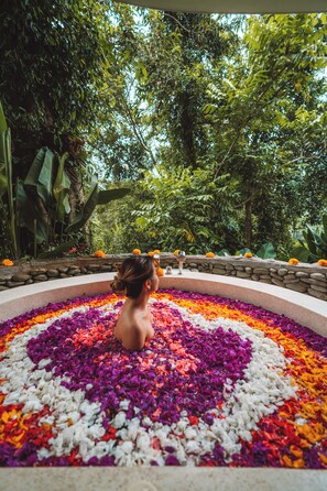 Bañera de hidromasaje al aire libre