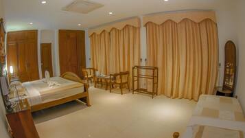 Zimmersafe, Schreibtisch, schallisolierte Zimmer, kostenlose Babybetten