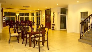 Déjeuner et dîner servis sur place