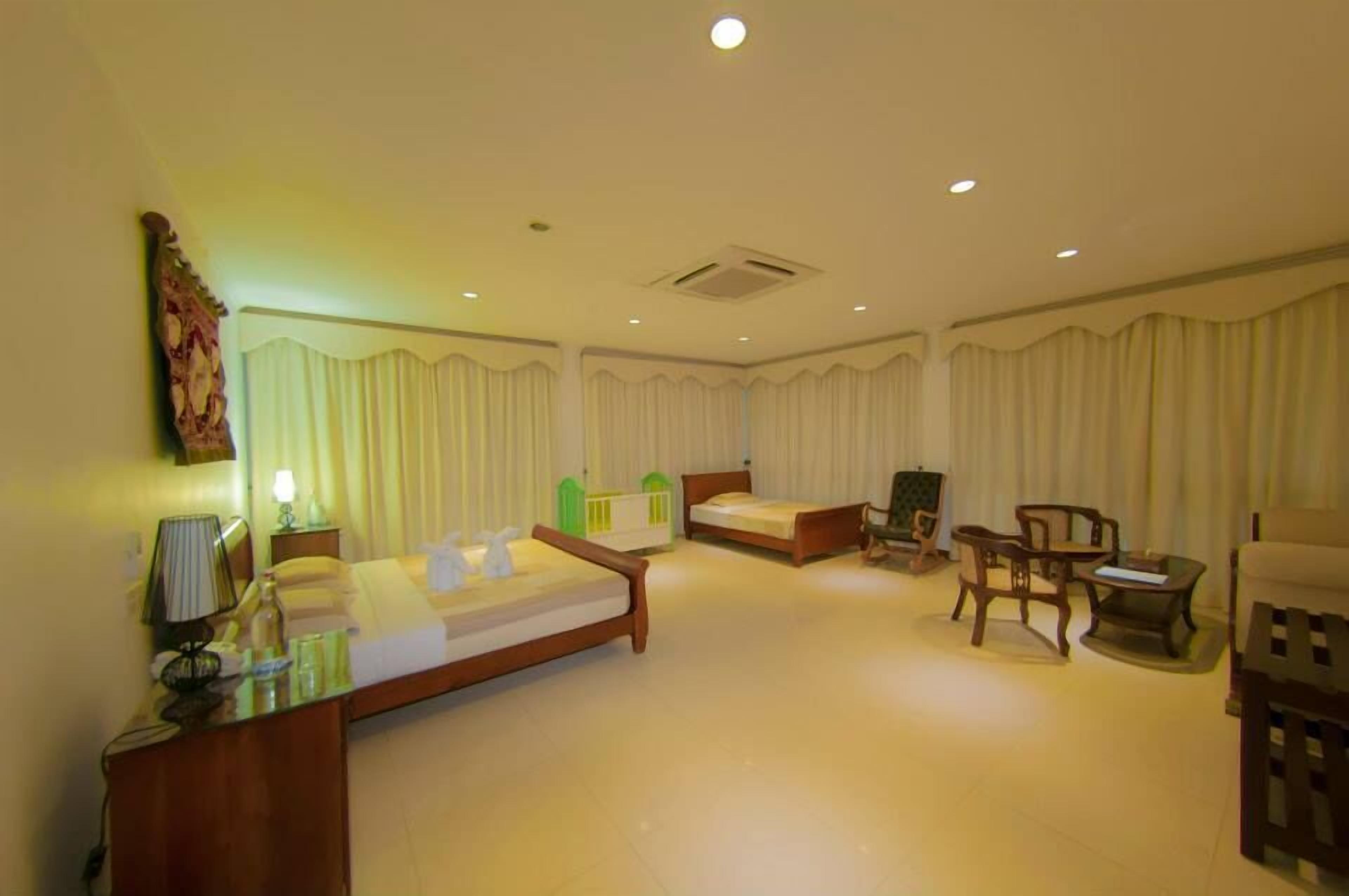 Superior Room | Living room | Flat-screen TV