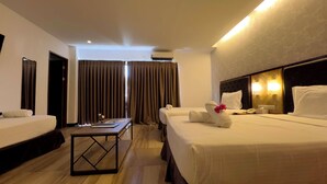 Una habitación de hotel con dos camas, una mesita pequeña y una mesita de noche.