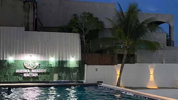 Una piscina al aire libre