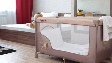 1 bilik tidur, peti besi dalam bilik, meja, seterika/papan seterika
