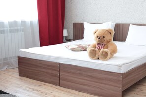 1 bilik tidur, peti besi dalam bilik, meja, seterika/papan seterika