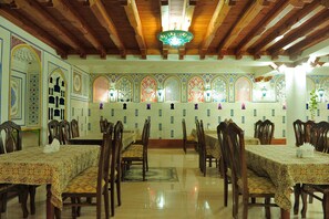 Sarapan, makan tengah hari, makan malam dihidangkan; masakan tempatan 