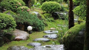 A garden with rocks, moss, and various shrubs. - Marumo (Tottori)