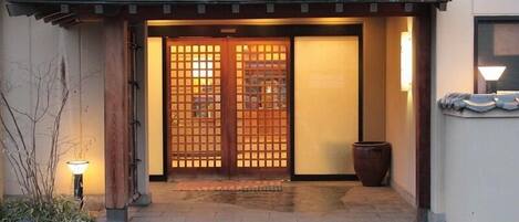 Fachada de la propiedad por la tarde o noche