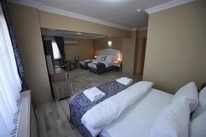 Caja de seguridad en la habitación, wifi gratis y ropa de cama