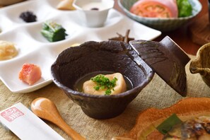 Päivittäinen täysi aamiainen maksusta