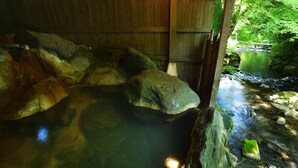 A wooden structure with a stream flowing through it. - Oyado Hanabou (Minamioguni)
