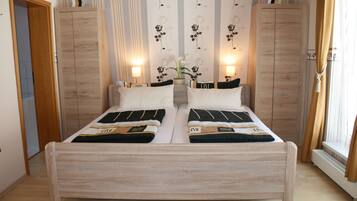 Comfort Double Room, 1 Bedroom, Non Smoking (Nr. 1) | Minibar, iron/ironing board, free cots/infant beds, free WiFi