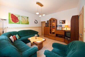 舒適公寓, 2 間臥室, 非吸煙房, 地面層 (Nr. 1 Riesling) | 客廳 | 平面電視