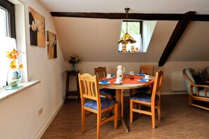 Comfort-Apartment, 2 Schlafzimmer, Nichtraucher (Nr. 3 Silvaner - 2nd Floor / Rooftop) | Essbereich im Zimmer