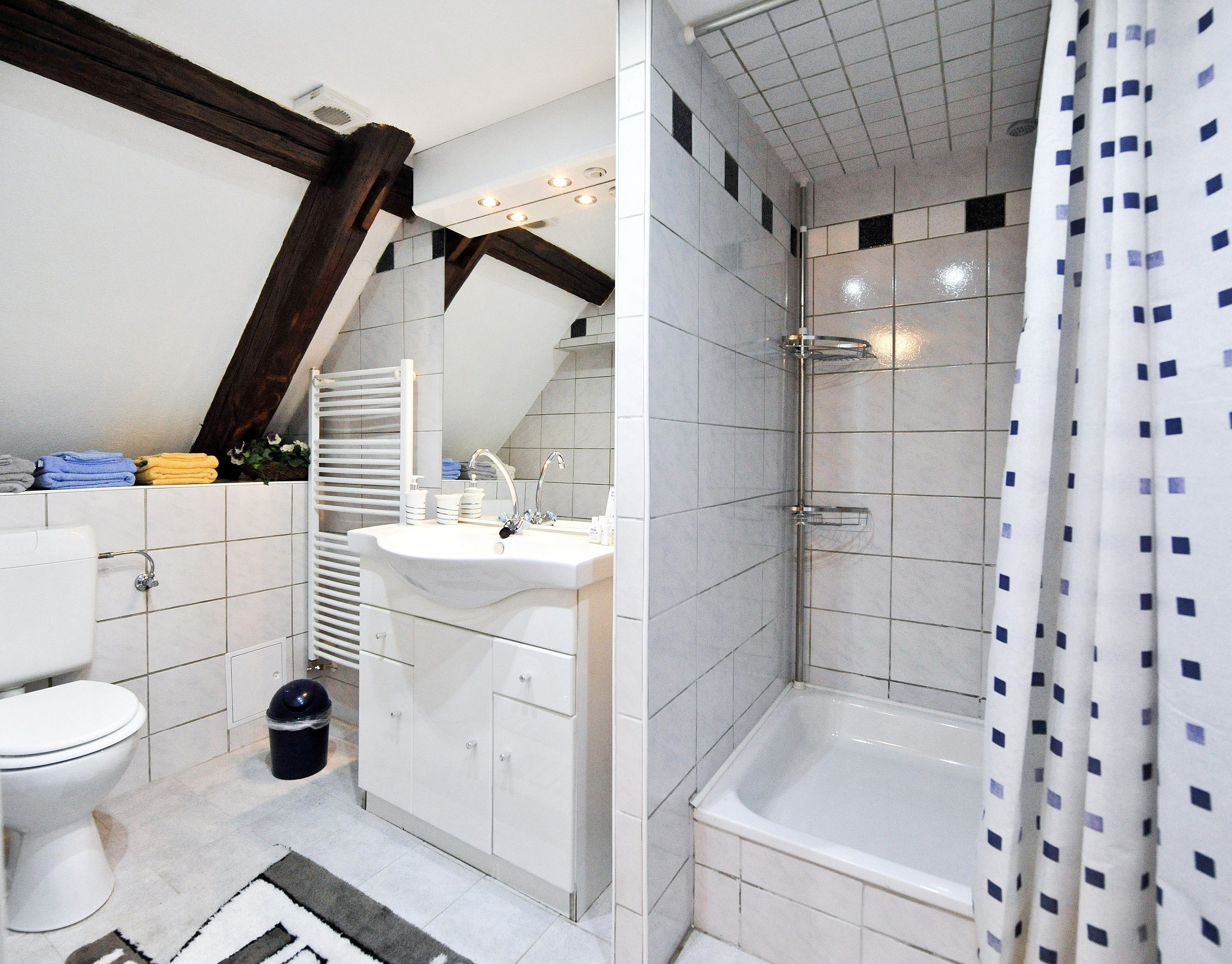 Comfort-Apartment, 2 Schlafzimmer, Nichtraucher (Nr. 3 Silvaner - 2nd Floor / Rooftop) | Badezimmer | Kostenlose Toilettenartikel, Haartrockner, Handtücher