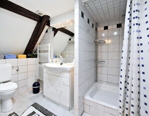 Appartement Confort, 2 chambres, non-fumeurs (Nr. 3 Silvaner - 2nd Floor / Rooftop) | Salle de bain | Articles de toilette gratuits, sèche-cheveux, serviettes fournies