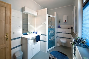A bathroom with a shower, toilet, sink, and vanity. - Ferienwohnungen & Gästezimmer Kachel (Bacharach)