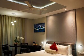 Deluxe Room, 1 King Bed, Private Bathroom | Egyptian cotton sheets, premium bedding, Select Comfort beds
