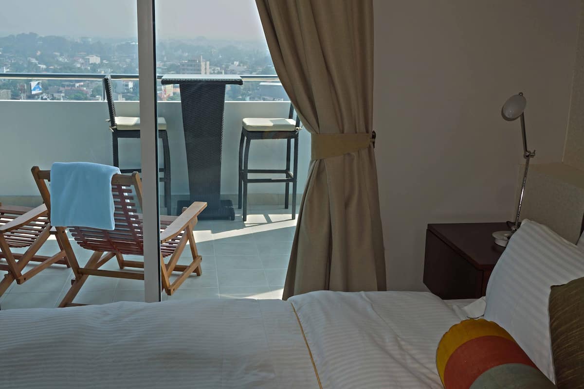 Premier Room, 1 King Bed | Terrace/patio