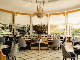 2 restaurants, international cuisine