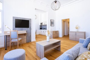 Apartemen Superior, 2 kamar tidur (Extra Large) | Area keluarga | Televisi LED 48-cm dengan saluran TV kabel