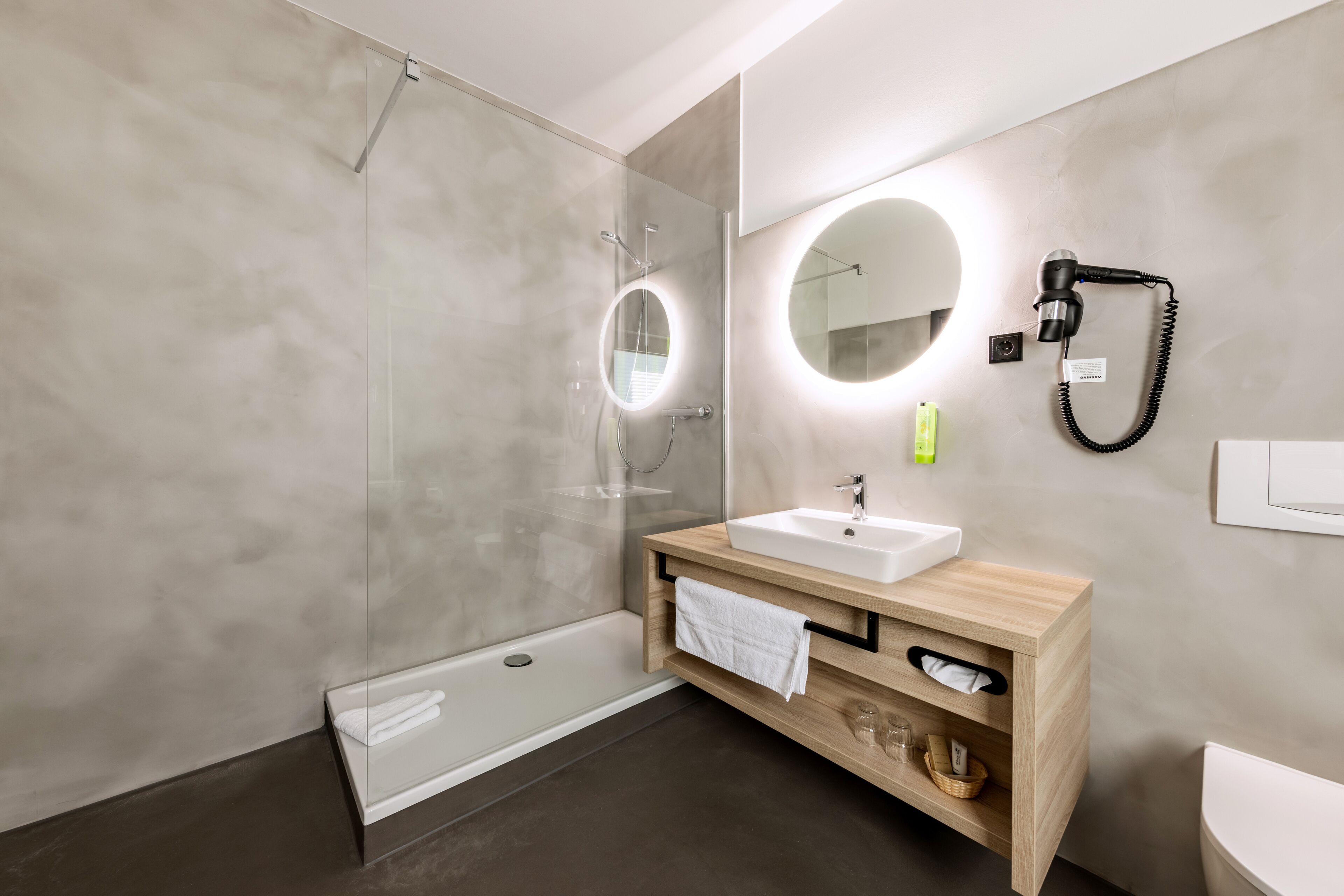 deluxe double room, 1 bedroom | bathroom | shower, hair dryer, towels, soap