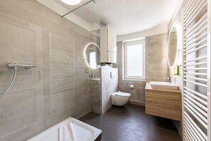 Appartement, 2 slaapkamers (Extra Large) | Badkamer | Een douche, een haardroger, handdoeken, zeep