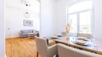 Superior-Apartment, 2 Schlafzimmer (Extra Large) | Essbereich im Zimmer