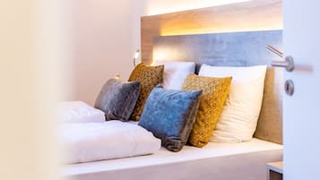 Hypo-allergenic bedding, in-room safe, desk, laptop workspace