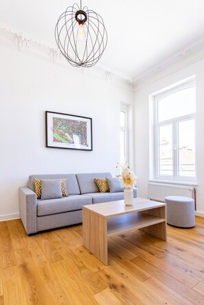 Apartemen Superior, 2 kamar tidur (Extra Large) | Area keluarga | Televisi LED 48-cm dengan saluran TV kabel