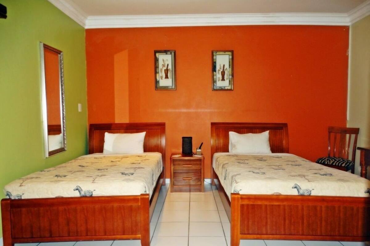 Bar mini, meja, seterika/papan seterika, katil lipat simpan/tambahan