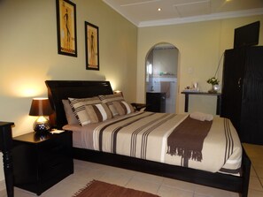 Standard Double Room, 1 Katil Ratu (Queen) | Bar mini, meja, seterika/papan seterika, katil lipat simpan/tambahan