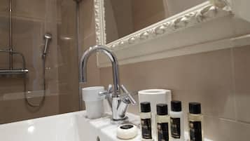 Quarto casal conforto | Banheiro | Chuveiro, chuveiro com efeito de chuva, produtos de toalete grátis