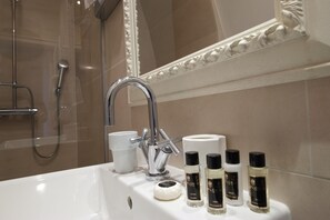Comfort Double Room | Bathroom | Shower, rainfall showerhead, free toiletries, hair dryer - Pand 17 - Charming Guesthouse (Bruges)