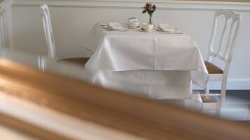 Petit déjeuner complet (30 EUR par personne)