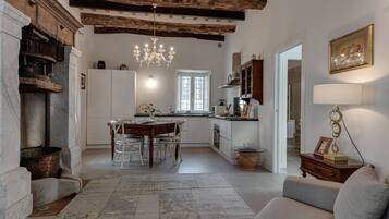 Appartamento Romantico | Area soggiorno | TV a schermo piatto