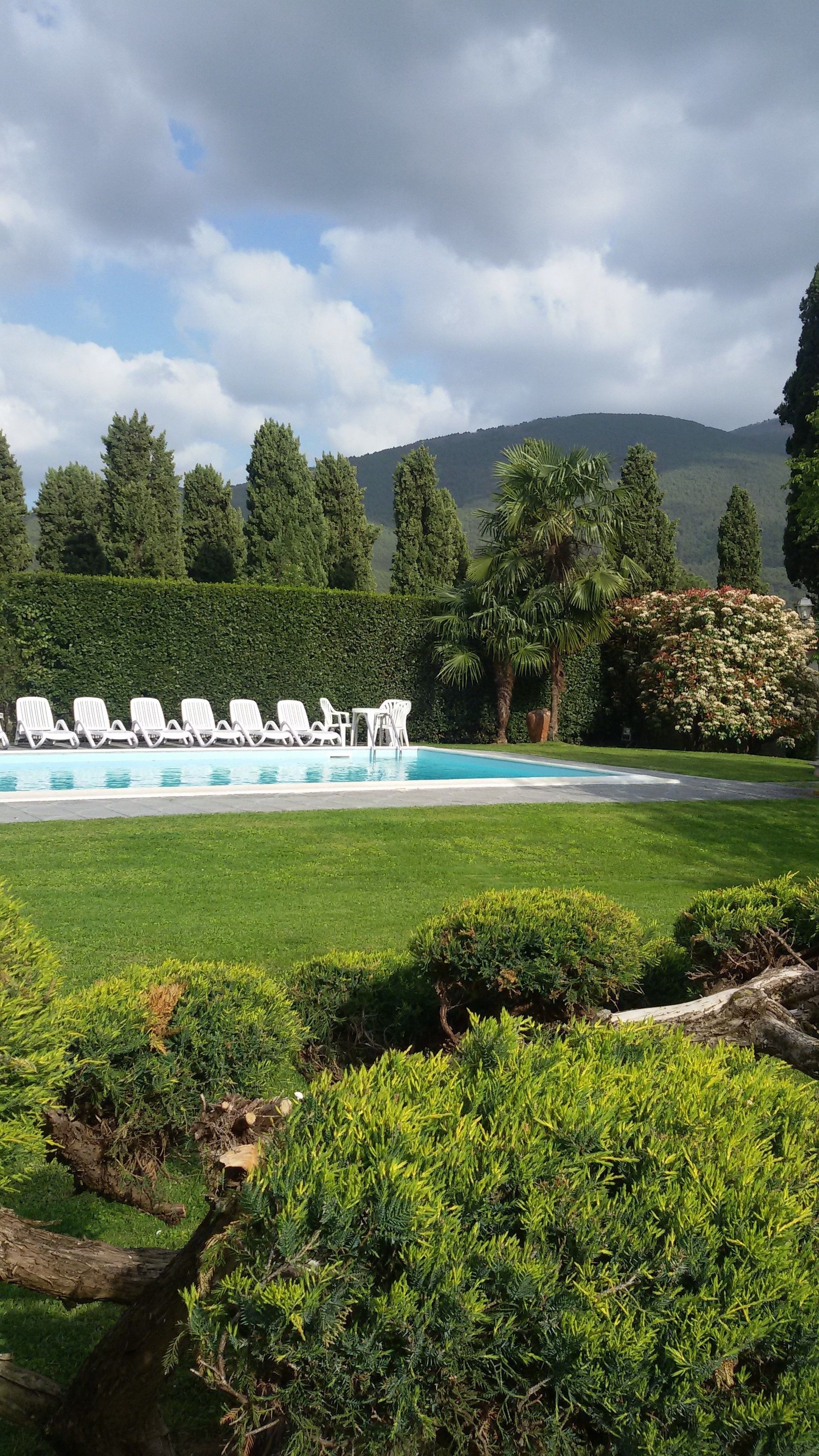 Una piscina al aire libre (de 09:30 a 19:30), sombrillas, tumbonas