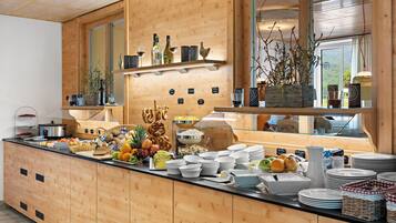 Bữa sáng buffet hàng ngày (19.95 EUR/mỗi người)