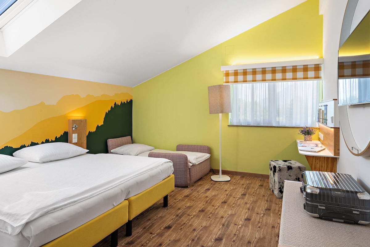 أغطية فراش متميزة وخزنة داخل الغرفة ومكتب ومساحة عمل للكمبيوتر المحمول