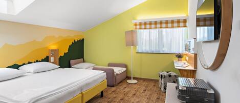 Luxe beddengoed, een kluis op de kamer, een bureau, een laptopwerkplek