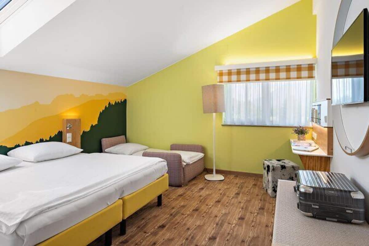 Habitación familiar, varias camas | Ropa de cama de alta calidad y caja de seguridad en la habitación