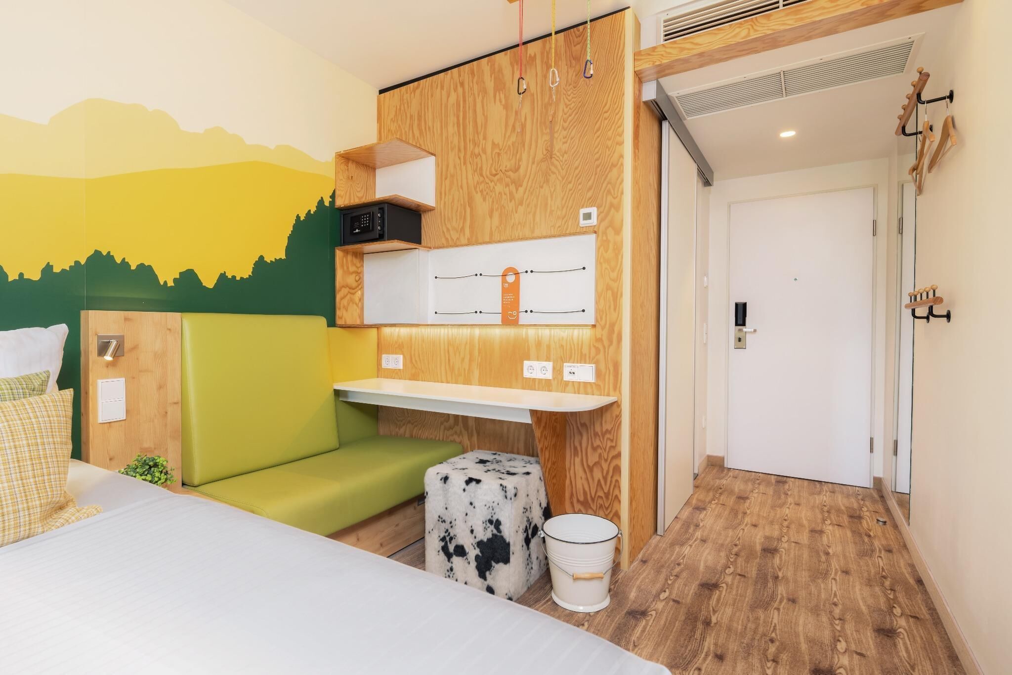 premium bedding, in-room safe, desk, laptop workspace