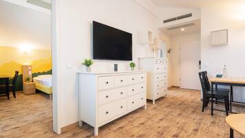 Familienzimmer, Mehrere Betten | Hochwertige Bettwaren, Zimmersafe, Schreibtisch
