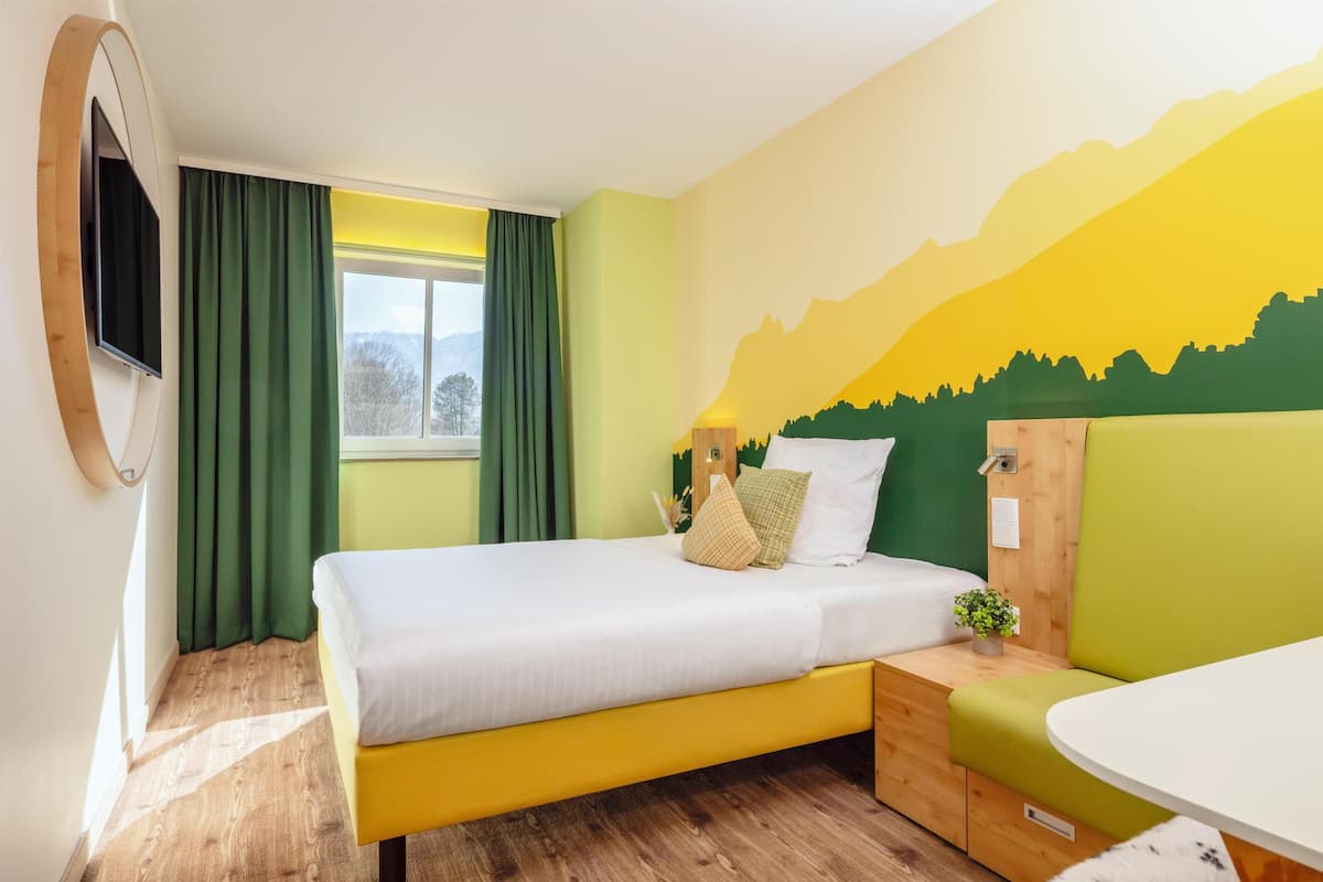 أغطية فراش متميزة وخزنة داخل الغرفة ومكتب ومساحة عمل للكمبيوتر المحمول